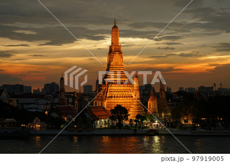 Evening View of Wat Arun and Chao Phraya River Evening View of Wat Arun and Chao Phraya River 97919005