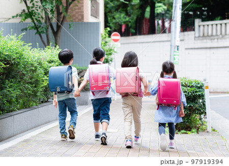 手を繋いで歩道を歩く小学生 手を繋いで歩道を歩く小学生 97919394