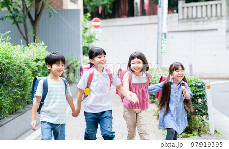 手を繋いで歩道を歩く小学生 手を繋いで歩道を歩く小学生 97919395