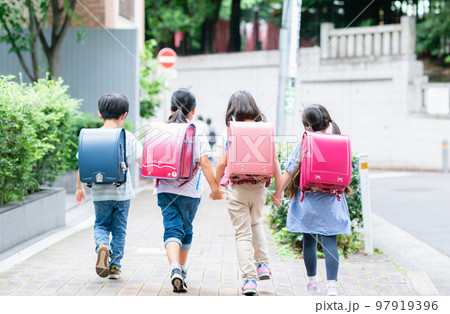 手を繋いで歩道を歩く小学生 手を繋いで歩道を歩く小学生 97919396