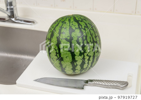 【スイカを切る】 97919727