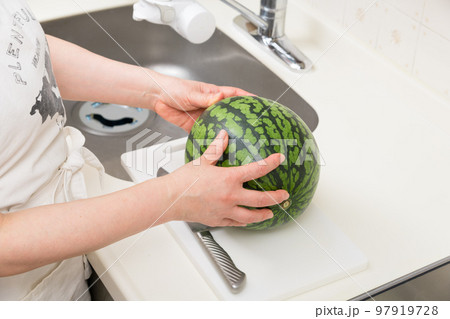 【ミドル主婦がスイカを切る準備】 97919728