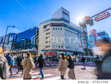 日本の川崎都市景観　お正月。川崎駅前東の交差点からモアーズなどを望む＝1月3日 97921506