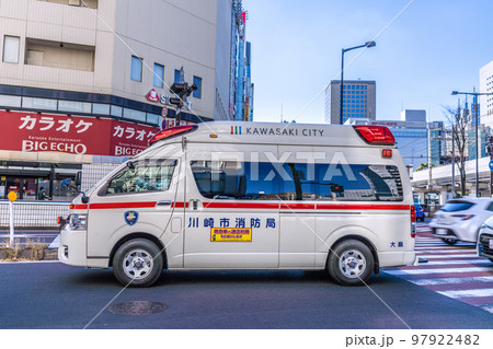 日本の川崎都市景観 川崎駅前東の交差点を通過した救急車。緊急走行中だが渋滞で減速した＝1月3日 97922482
