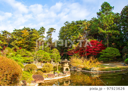 仙台　北山　晩秋の輪王寺　紅葉の日本庭園　睡蓮池 97923626