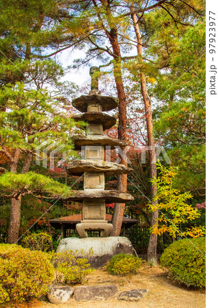 仙台　北山　晩秋の輪王寺　紅葉の日本庭園　自然石の五重塔 97923977