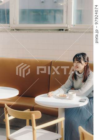 カフェでリラックスしてる女子大生 97924074