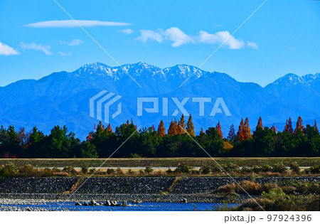 神通川左岸河川敷から見上げる立山連峰　毛勝三山 97924396