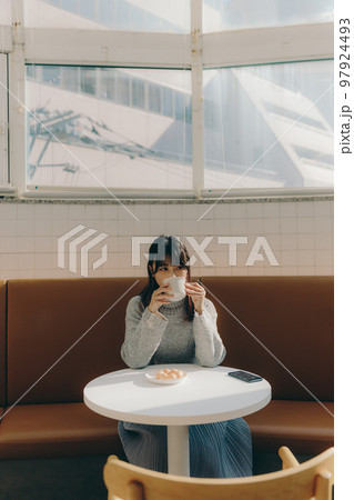カフェにいる若い女子大生 カフェにいる若い女子大生 97924493