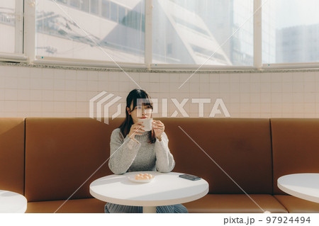 カフェにいる若い女子大生 カフェにいる若い女子大生 97924494