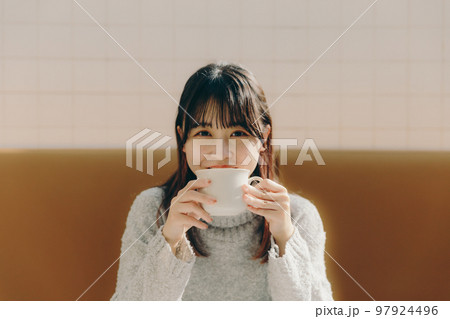 カフェにいる若い女子大生 カフェにいる若い女子大生 97924496