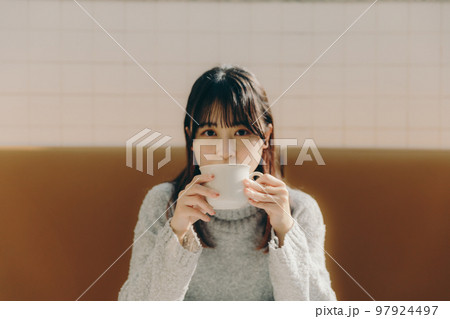 カフェにいる若い女子大生 カフェにいる若い女子大生 97924497