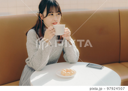 カフェにいる若い女子大生 カフェにいる若い女子大生 97924507