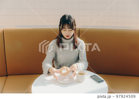 カフェにいる若い女子大生 97924509