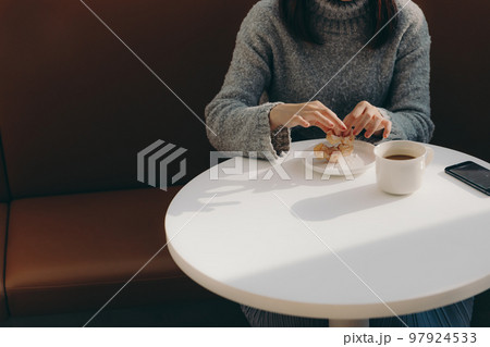 カフェにいる若い女子大生 カフェにいる若い女子大生 97924533