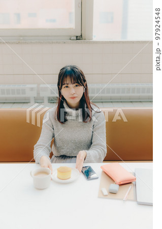 カフェにいる若い女子大生 カフェにいる若い女子大生 97924548