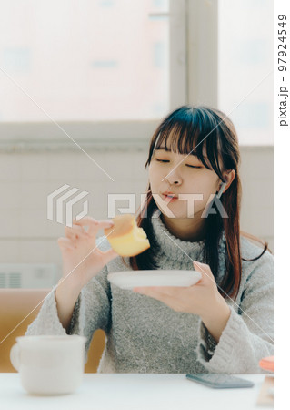 カフェにいる若い女子大生 カフェにいる若い女子大生 97924549