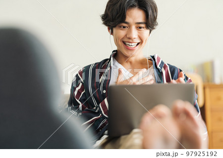 オンラインで話す若い男性 オンラインで話す若い男性 97925192