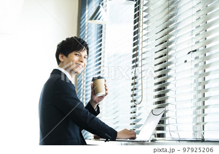 カフェで仕事をする若いビジネスマン カフェで仕事をする若いビジネスマン 97925206