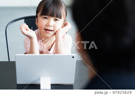 マンツーマンで勉強する小学生 97925629