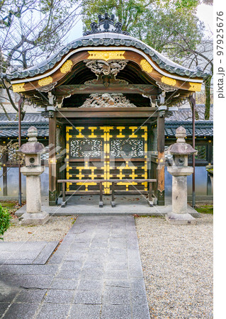 大阪府高槻市の永井神社の唐門背面 大阪府高槻市の永井神社の唐門背面 97925676