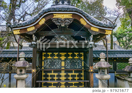 大阪府高槻市の永井神社の唐門背面 97925677