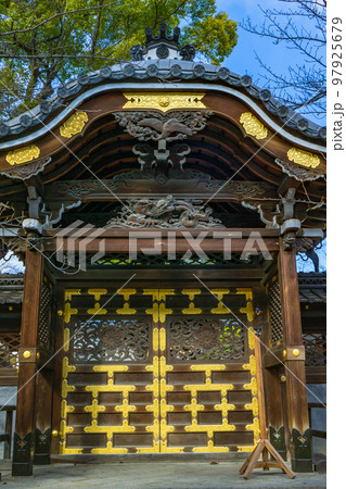 大阪府高槻市の永井神社の唐門正面 大阪府高槻市の永井神社の唐門正面 97925679