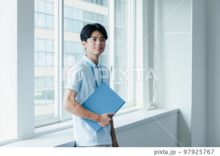 介護スタッフの男性 97925767