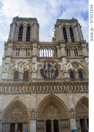 早朝のノートルダム大聖堂正面(フランス-パリ) 早朝のノートルダム大聖堂正面(フランス-パリ) 97925836