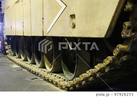 アメリカ軍のM-1戦車キャタピラー部分（トリミング拡大、2012年フリートウイーク一般公開にて） 97926255