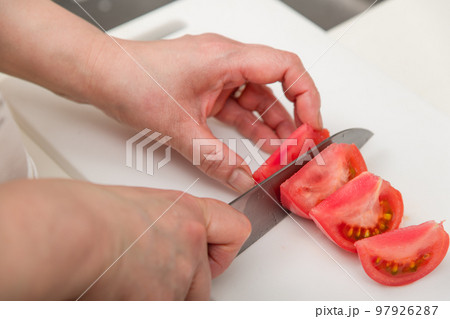 【トマトを三徳包丁でくし切り】 97926287