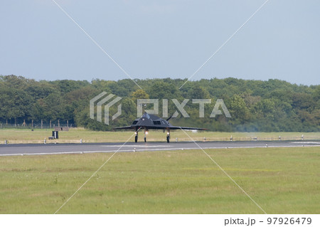 アメリカ空軍F-117ナイトホーク着陸 97926479