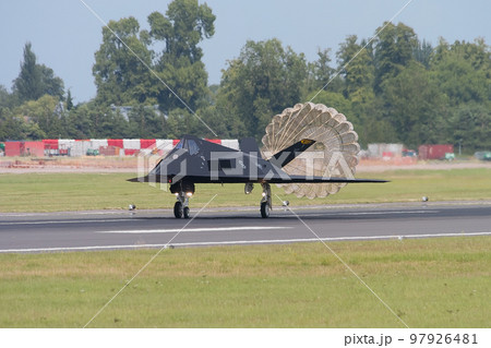 アメリカ空軍F-117ナイトホーク着陸 97926481