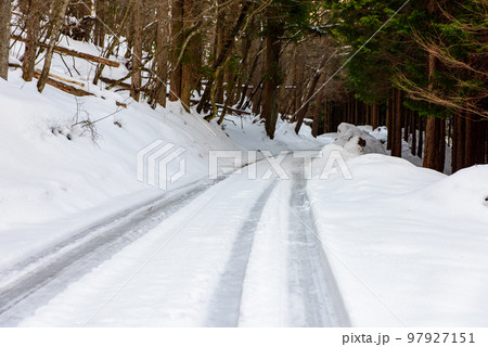 徳島県三好市の雪道 徳島県三好市の雪道 97927151