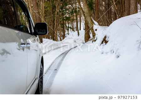 徳島県三好市の雪道と自動車 97927153