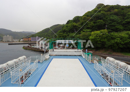 土肥港に到着した駿河湾フェリー 97927207