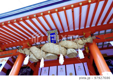 世界遺産熊野速玉大社の注連縄（しめなわ）を見上げた風景　和歌山県新宮市 97927686