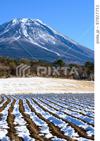 富士ヶ嶺の田園地帯と富士山・雪景色 富士ヶ嶺の田園地帯と富士山・雪景色 97927751