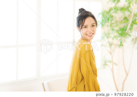 部屋でリラックスをする女性 部屋でリラックスをする女性 97928220