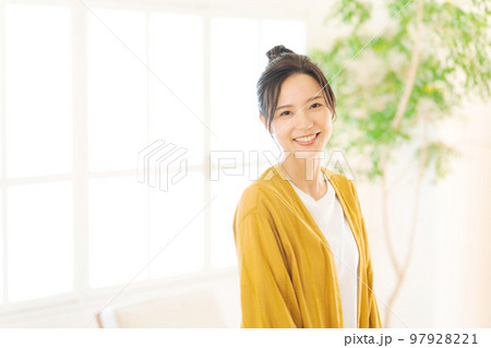 部屋でリラックスをする女性 97928221