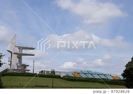 大宮公園に隣接している水泳競技場の風景 97928626