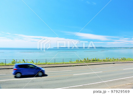 北海道 青空と海沿いの道を走る車の写真素材 [97929569] - PIXTA