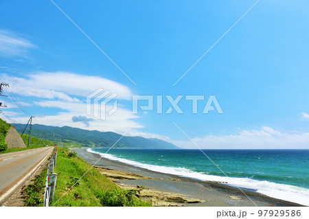 北海道 青空と海沿いの道 北海道 青空と海沿いの道 97929586