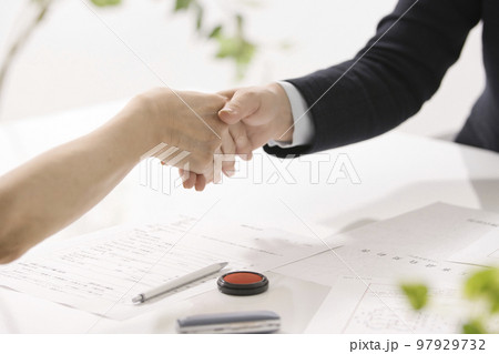 不動産契約を結ぶ女性二人の手元 不動産契約を結ぶ女性二人の手元 97929732