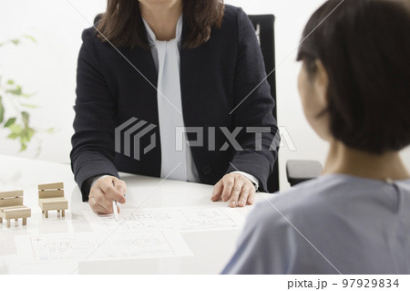 不動産契約を結ぶ女性2人の手元 不動産契約を結ぶ女性2人の手元 97929834
