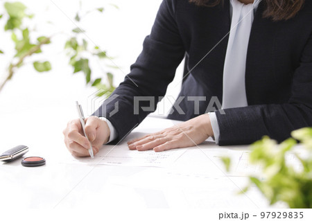 不動産契約を結ぶ女性2人の手元 不動産契約を結ぶ女性2人の手元 97929835