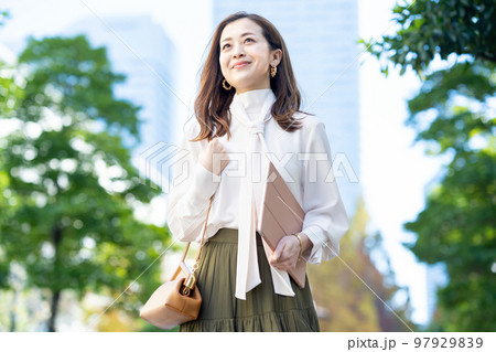 オフィスカジュアルスタイルで通勤する女性 97929839