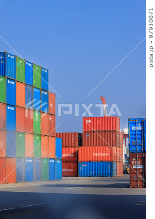 積み置かれる国際海上貨物用コンテナ 積み置かれる国際海上貨物用コンテナ 97930071