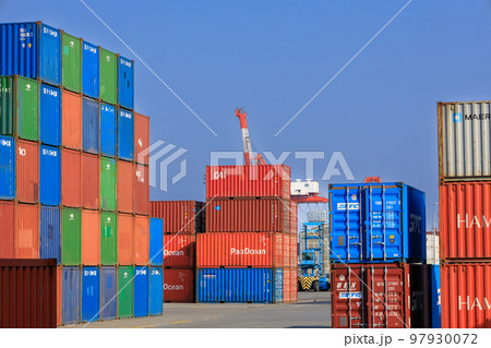 積み置かれる国際海上貨物用コンテナ 97930072
