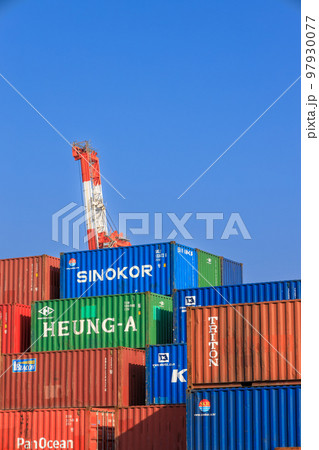 積み置かれる国際海上貨物用コンテナ 積み置かれる国際海上貨物用コンテナ 97930077